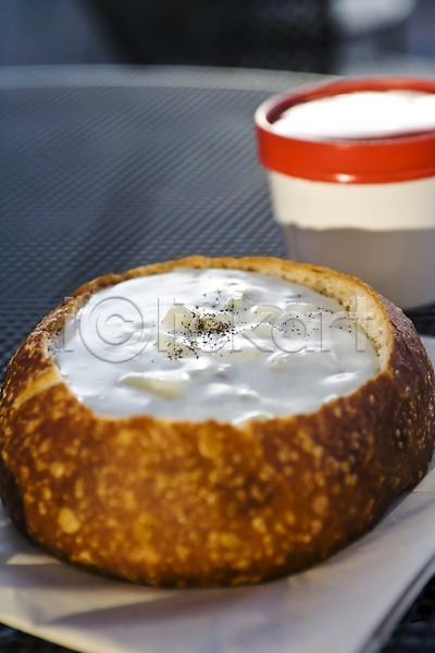 사람없음 JPG 근접촬영 아웃포커스 포토 그릇 백그라운드 빵 수프 식기 요리 음식 접시 크림 크림스프 탁자
