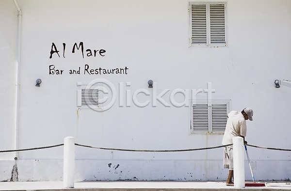사람 성인 성인만 한명 JPG 포토 간판 문자 백그라운드 벽 세이셸 야외 외벽 울타리 인도양 주간 청소 풍경(경치) 해외 해외풍경 환풍기