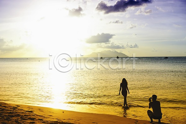 남자 두명 사람 여자 JPG 실루엣 포토 구름(자연) 노을 모래사장 바다 반사 백그라운드 서기 세이셸 앉기 야외 인도양 일몰 일출 자연 전신 주간 커플 태양 풍경(경치) 하늘 해외 해외풍경 햇빛 휴양지