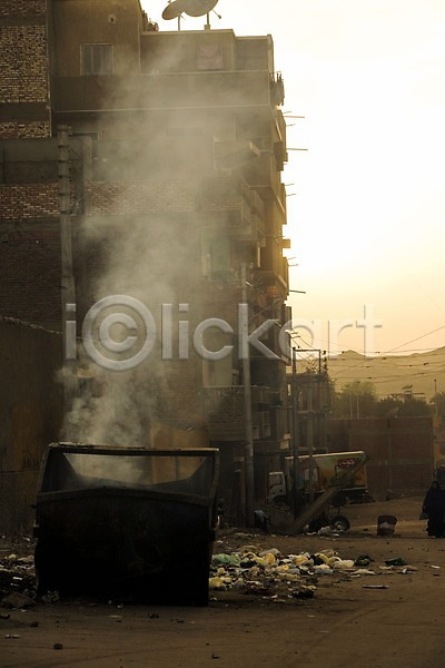 지저분함 사람없음 JPG 포토 거리 건물 노을 도시 도시풍경 소각 쓰레기 아스완 야외 연기 이집트 주간 주택 중동 풍경(경치) 해외 해외풍경