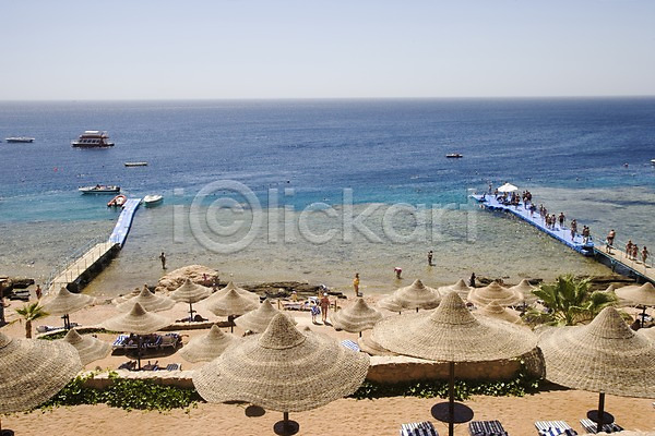 사람 여러명 JPG 포토 관광지 레저 모래 바다 배(교통) 백그라운드 보트 선베드 수영 아스완 야외 의자 이집트 주간 중동 파라솔 풍경(경치) 해변 해외 해외풍경 휴양지