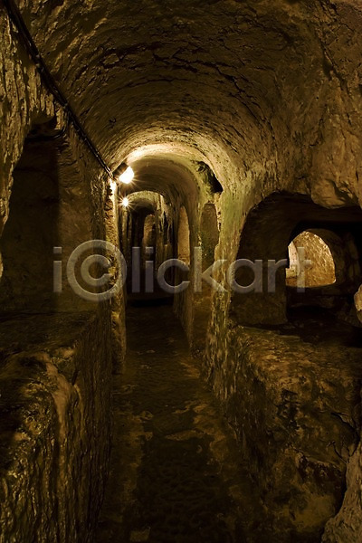 사람없음 JPG 포토 건축물 구멍 길 동굴 몰타 무덤 어둠 외국문화 유적지 조명 지하 해외