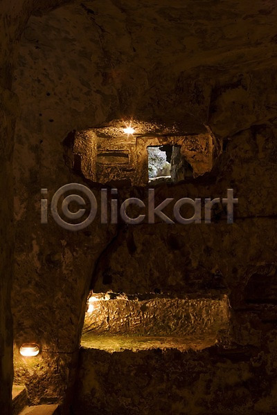 사람없음 JPG 포토 건축물 구멍 동굴 몰타 무덤 어둠 외국문화 유적지 조명 지하 해외