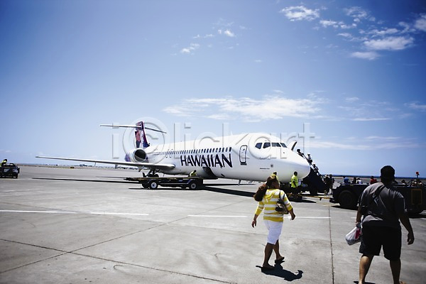 사람 여러명 JPG 포토 공항 구름(자연) 남태평양 맑음 비행기 승차 야외 여행객 주간 하늘 하와이 항공교통 활주로