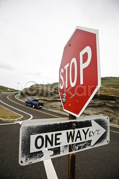 사람없음 JPG 포토 도로 문자 백그라운드 알림판 야외 영어 자동차 주간 표시 표지판 풍경(경치) 하와이 해외 해외풍경 화살표