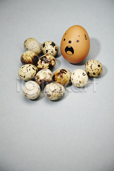 사람없음 JPG 포토 계란 놀람 메추리 메추리알 미소(표정) 백그라운드 스튜디오촬영 실내 알 웃음 음식 재료 컨셉 표정