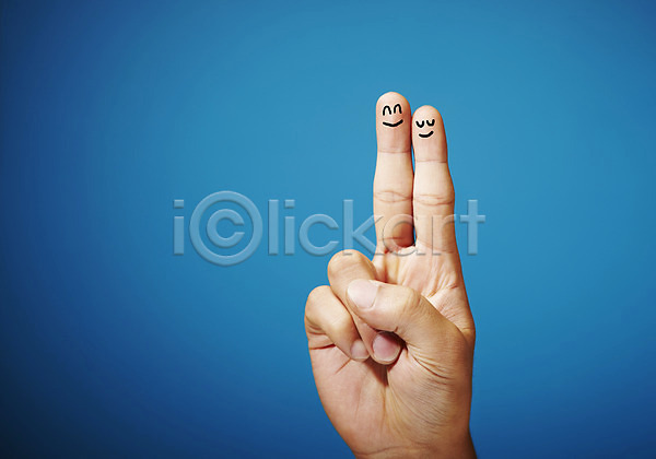 사람 신체부위 한명 JPG 포토 모션 미소(표정) 백그라운드 손 손가락 손짓 스튜디오촬영 실내 웃음 컨셉 포즈 표정 한손