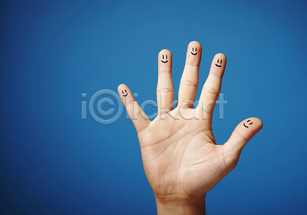 사람 신체부위 한명 JPG 포토 다섯손가락 모션 미소(표정) 백그라운드 손 손가락 손짓 스튜디오촬영 실내 웃음 컨셉 포즈 표정 한손