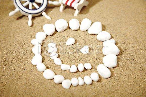 사람없음 JPG 포토 돌(바위) 모래 미소(표정) 백그라운드 스튜디오촬영 실내 열쇠 웃음 조약돌 컨셉 키(배핸들) 표정 핸들