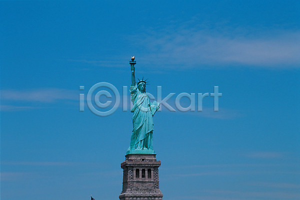 사람없음 JPG 포토 구름(자연) 뉴욕 도시 동상 맨해튼 미국 미술 북아메리카 세계문화유산 아메리카 야외 외국문화 자유의여신상 작품 조각상 주간 풍경(경치) 하늘 해외 해외도시 해외풍경