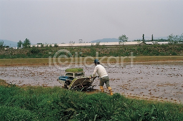 사람 한명 JPG 포토 논 농부 농사 농업 농촌 모내기 산업 시골 야외 주간 직업 트랙터 풍경(경치)