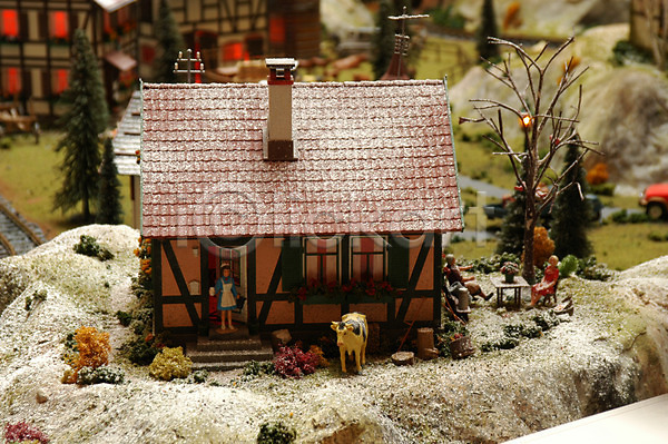 사람없음 JPG 포토 건축 굴뚝 기념일 나무 마을 모형 미니어처 시설물 장난감 저녁 정원 젖소 주택 크리스마스