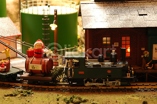사람없음 JPG 포토 건축 기념일 기차 기찻길 길 마을 모형 산 산타클로스 선물 시설물 장난감 조명 주택 크리스마스 현대건축