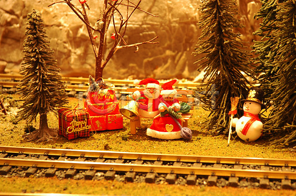 사람없음 JPG 포토 건축 기념일 기차 기찻길 길 마을 모형 산 산타클로스 선물 시설물 장난감 조명 주택 크리스마스 현대건축