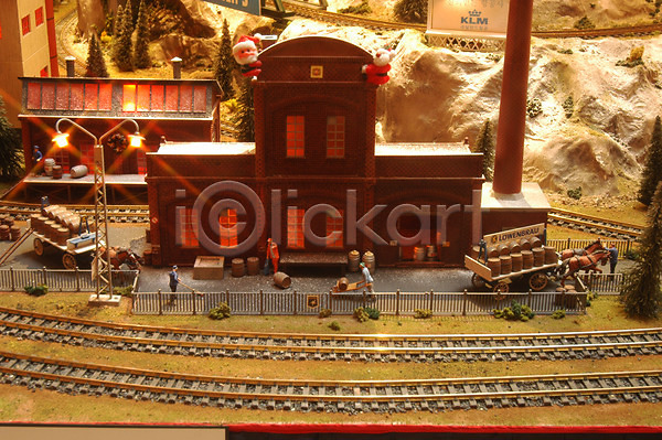 사람없음 JPG 포토 건축 기념일 기차 기찻길 길 마을 모형 산 시설물 역 장난감 조명 주택 크리스마스 현대건축