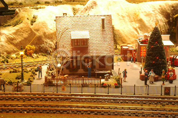 사람없음 JPG 포토 건축 기념일 기차 기찻길 마을 모형 미니어처 산 시설물 장난감 조명 주택 크리스마스 크리스마스트리