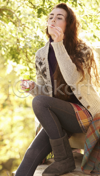 산책 행복 10대 백인 사람 여자 한명 JPG 포토 해외이미지 가을(계절) 거품 걷기 공원 뜨개옷 뜨개질 라이프스타일 목도리 미소(표정) 불기 세로 시골 앉기 야외 유행 카피스페이스 해외202004