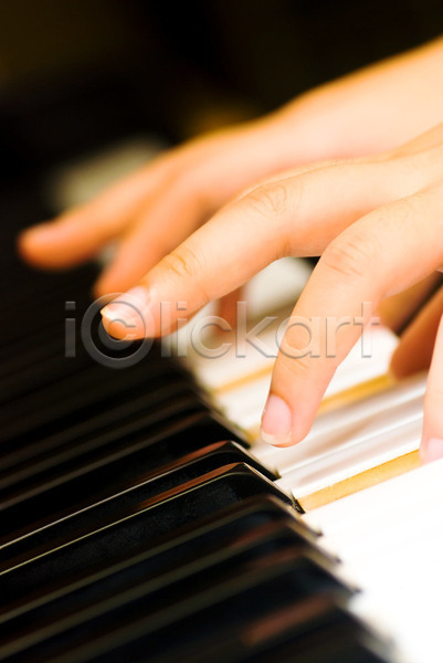 사람 사람없음 JPG 포토 해외이미지 공연 관리 교육 손가락 연습 음악 취미 키보드 피아노(악기) 해외202004