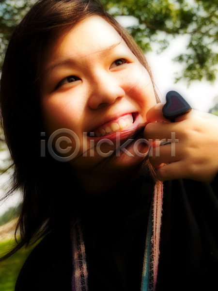 사랑 자유 집중 행복 희망 10대 여자 한명 JPG 포토 해외이미지 깊이 미소(표정) 생각 웃음 표현 해외202004