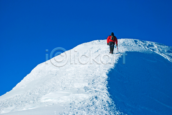 남자 성인 성인남자한명만 한명 JPG 뒷모습 포토 해외이미지 겨울 등산 백패커 빙하 산 산악가 설산 알프스 야외 오르기 전신 주간 트래킹 풍경(경치) 하이킹 해외202004