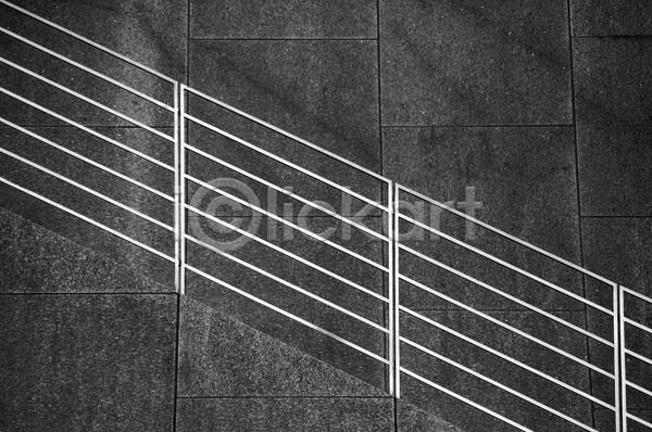 사람없음 JPG 포토 해외이미지 흑백 건축양식 검은색 계단 금속 난간 다운 대각선 묘사 바위 벽 야외 오르기 철책 추상 타일 해외202004 화강암 흰색