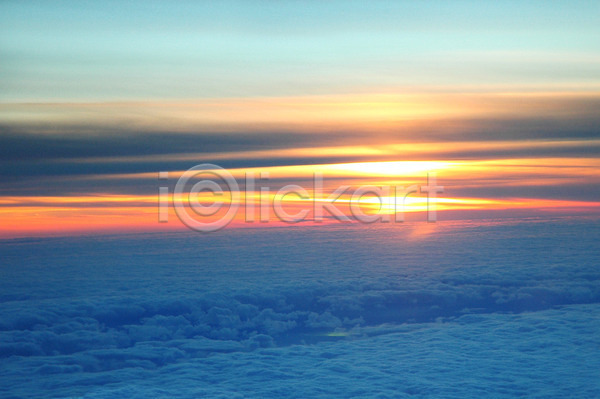 사람없음 JPG 포토 해외이미지 구름(자연) 빛 안테나 어둠 오렌지 일몰 일출 컬러풀 태양 파란색 풍경(경치) 해외202004