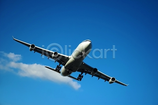 분위기 준비 출발 사람없음 JPG 포토 해외이미지 공항 교통시설 구름(자연) 기어 꼬리 날개(비행) 대패 땅 바퀴 비행기 여행 오르기 이륙 제트기 착륙 큼 파란색 하늘 항공 해외202004 흰색