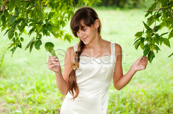 산책 백인 사람 성인 소년 여자 한명 JPG 포토 해외이미지 갈색머리 공원 나무 날씬함 드레스 라이프스타일 숲 스타일 야외 얼굴 여름(계절) 오픈 우아 유행 잎 초록색 크림 해외202004 혼자 흰색