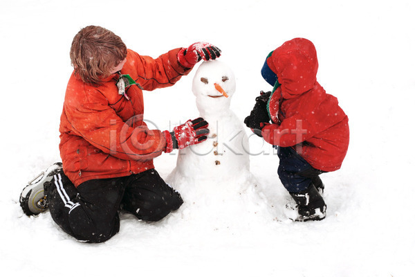 추위 두명 소년 어린이 JPG 포토 해외이미지 건물 겨울 계절 놀이 눈사람 만들기 야외 짐싸기 폭설 해외202004 형제