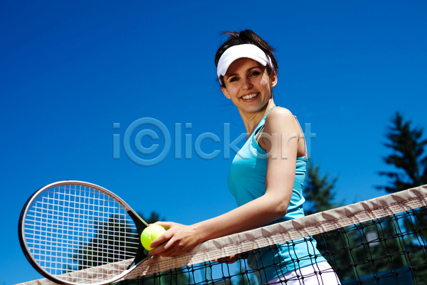 즐거움 서양인 성인 성인여자한명만 여자 한명 JPG 옆모습 포토 해외이미지 들기 상반신 야외 여름(계절) 우먼라이프 주간 테니스 테니스공 테니스라켓 테니스복 테니스장 하늘 해외202004