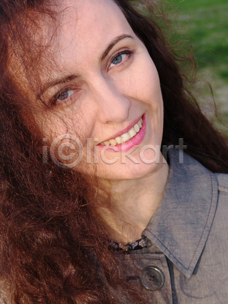러블리 신선 행복 화려 휴식 사람 성인 여자 한명 JPG 포토 해외이미지 1 건강 내추럴 모델 미소(표정) 스타일 얼굴 웃음 유행 응시 피부 해외202004 흰색