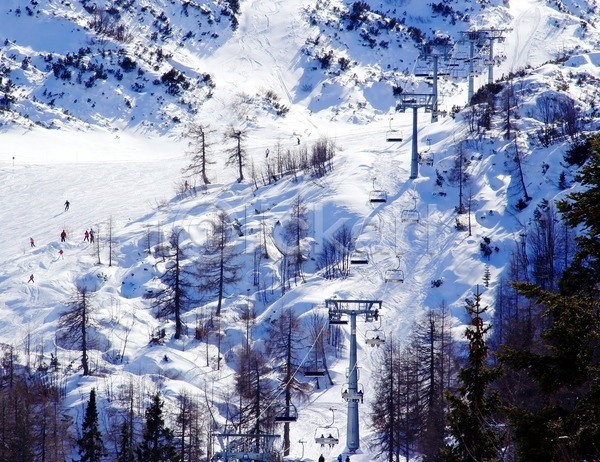사람없음 JPG 포토 해외이미지 겨울 겨울풍경 눈(날씨) 눈덮임 리프트 스키리프트 스키장 야외 전경 주간 해외202004