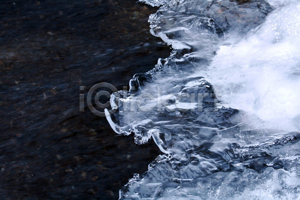 순수 시원함 신선 추위 흐름 사람없음 JPG 포토 해외이미지 강 겨울 계절 고드름 날씨 내추럴 냉동 눈내림 닫기 묘사 물 백그라운드 서리 서식 야외 얼음 온도 유리 자연 질감 추상 크리스탈 투명 패턴 표면 해외202004 흰색