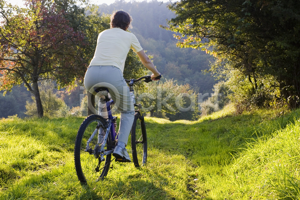 여자 한명 JPG 포토 해외이미지 가을(계절) 건강 나무 라이프스타일 바이킹 방법 산 순환 숲 스포츠 야외 운동 자국 자전거 해외202004