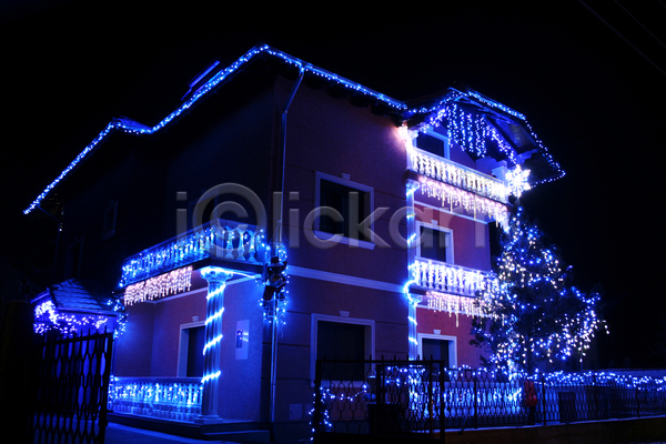 축하 사람없음 JPG 포토 해외이미지 12월 겨울 계절 꿈 디자인 빛 빛망울 야간 연도 외관 이야기 인사 장식 전구 전기 전통 주택 축제 크리스마스 파티 해외202004 휴가