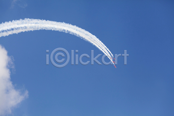 사람없음 JPG 포토 해외이미지 구름(자연) 비행기 비행운 야외 에어쇼 연기 제트기 주간 파란색 하늘 해외202004
