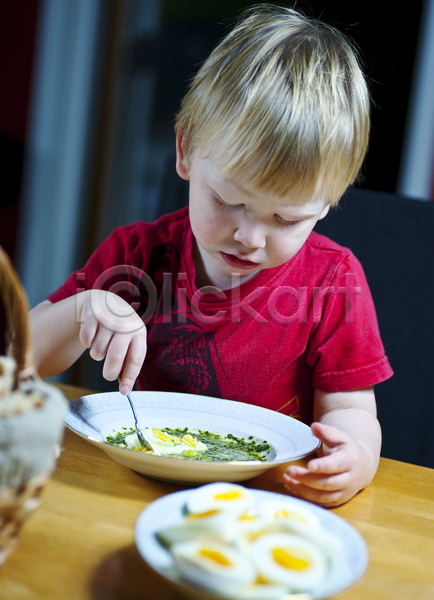 성장 신선 백인 소년 어린이 한명 JPG 포토 해외이미지 건강 계란 근육 맛 먹기 배고픔 수프 숟가락 시금치 식사 얼굴 영양분 음식 입 저녁식사 점심식사 접시 채소 초록색 표현 해외202004