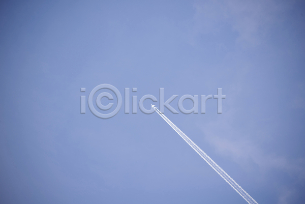 사람없음 JPG 실루엣 포토 해외이미지 구름(자연) 맑음 백그라운드 비행기 비행운 야외 연기 제트기 주간 파란색 하늘 해외202004