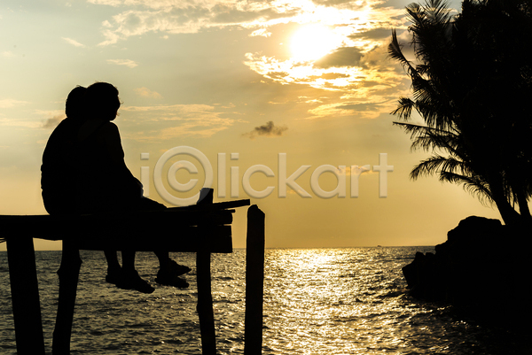 함께함 행복 남자 두명 성인 여자 JPG 실루엣 포토 해외이미지 나무 바다 앉기 야외 여름(계절) 여행 일몰 전신 커플 해외202004 햇빛 휴가