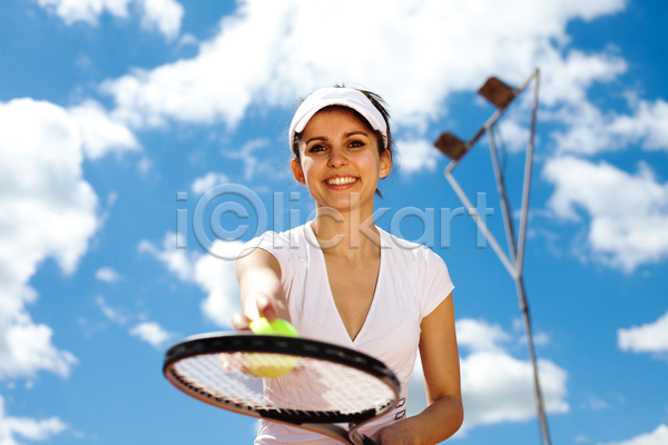 즐거움 서양인 성인 성인여자한명만 여자 한명 JPG 앞모습 포토 해외이미지 들기 상반신 서브 야외 여름(계절) 우먼라이프 주간 테니스 테니스공 테니스라켓 테니스복 포즈 하늘 해외202004