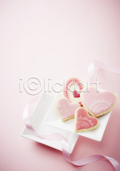 사랑 사람없음 JPG 포토 과자 그릇 디저트 리본 백그라운드 분홍색 스튜디오촬영 실내 음식 접시 쿠키 하트