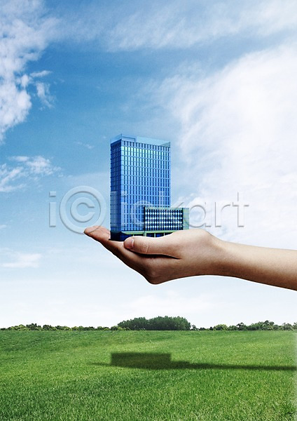 신체부위 한명 3D PSD 입체 편집이미지 건물 구름(자연) 그래픽 비즈니스 빌딩 손 식물 잔디 편집 풀(식물) 하늘