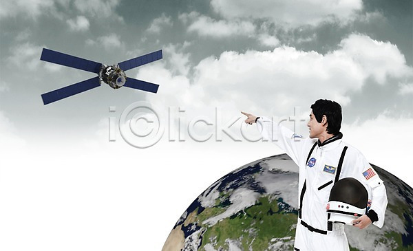 남자 남자만 남자한명만 동양인 사람 성인 성인남자만 성인만 한국인 한명 3D PSD 입체 편집이미지 가리킴 과학 과학기술 구름(자연) 그래픽 미소(표정) 서기 손짓 우주복 우주비행사 웃음 인공위성 지구 편집 하늘