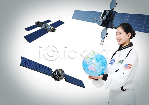 동양인 사람 성인 성인만 성인여자만 여자 여자만 여자한명만 한국인 한명 3D PSD 입체 편집이미지 과학 과학기술 그래픽 미소(표정) 서기 우주과학 우주복 우주비행사 웃음 인공위성 지구 지구본 편집