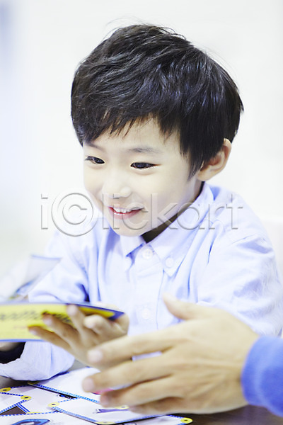 남자 남자만 남자한명만 동양인 사람 성인 소년 어린이 한국인 한명 JPG 앞모습 포토 미소(표정) 상반신 스튜디오촬영 실내 앉기 웃음