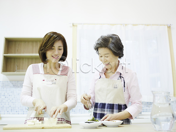 요리중 30대 60대 노년 동양인 두명 사람 성인 여자 여자만 한국인 JPG 앞모습 포토 가족 대가족 두부 딸 며느리 미소(표정) 부모 상반신 서기 스튜디오촬영 실내 엄마 요리 웃음 자녀 자식 주방 주부 칼질 할머니
