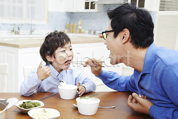 30대 남자 남자만 동양인 두명 사람 성인 소년 어린이 한국인 JPG 포토 가족 미소(표정) 반찬 밥 부모 부자(아빠와아들) 상반신 스튜디오촬영 식사 식탁 실내 아들 아빠 앉기 웃음 음식 자녀 자식 주방 핵가족