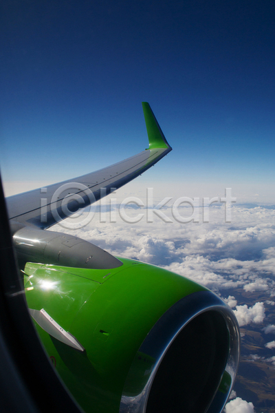 사람없음 JPG 포토 해외이미지 고도 구름(자연) 날개(비행) 당기기 덮개 리프트 모양 바람 엔진 은색 제어 창문 초록색 크루즈 해외202004