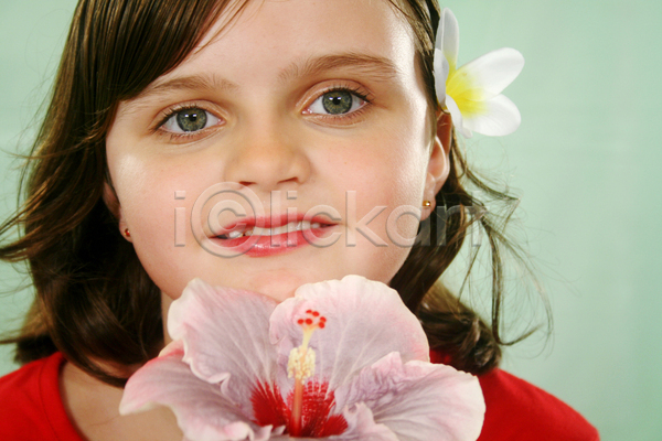 달콤 러블리 만족 행복 어린이 여자 청소년 한명 JPG 포토 해외이미지 갈색머리 꽃 미소(표정) 웃음 응시 해외202004 히비스커스