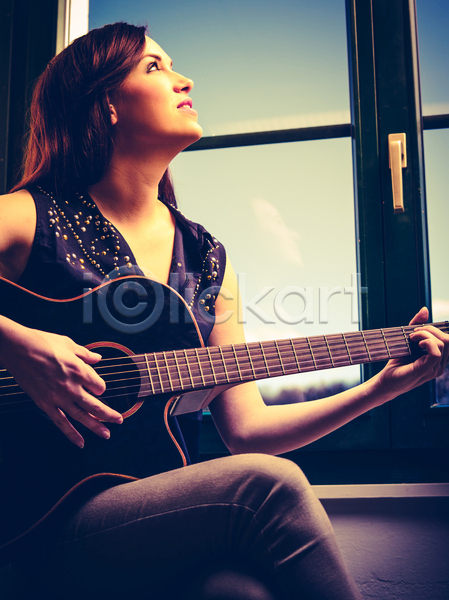 성인 성인여자한명만 여자 한명 JPG 옆모습 포토 해외이미지 기타 기타리스트 들기 상반신 실내 앉기 연주 올려보기 음악 주간 창가 해외202004
